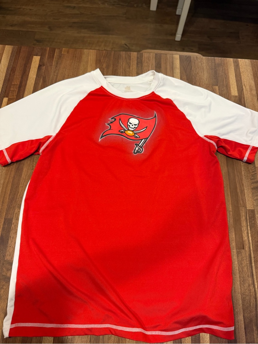 Tampa Bay Buccaneers kids XL Raglan shirt with Skull Flag Logo